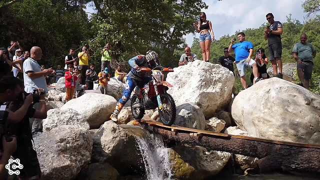 摩托车过独木桥，获胜奖励五万美刀