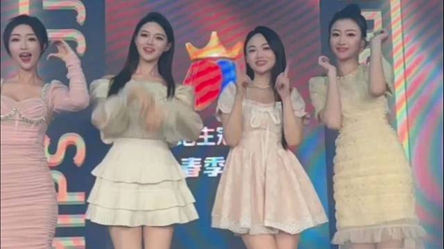 美女主持团迎接S6春季赛冠军