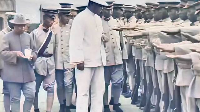 1926年冯玉祥检查士兵手脚卫生动态影像，士兵坐地脱鞋