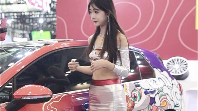 穿着细高跟凉鞋的美女