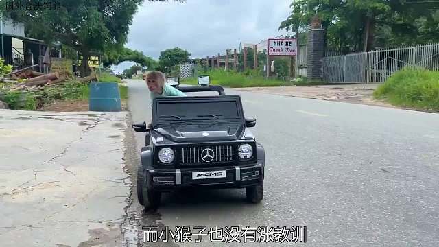 小猴子撞坏了人家的地板砖，竟然弃车逃跑了
