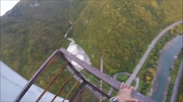 国外小夫妻，情人节竟然爬到，三百多米的烟囱玩自拍