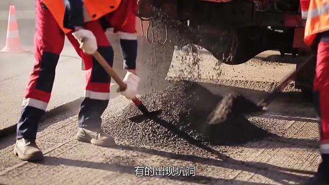 为什么外国人要往路面塞泡沫？遇水会立马膨胀，不怕被大车压塌吗