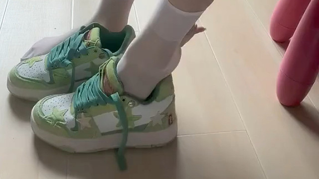 运动鞋加白色尼龙袜