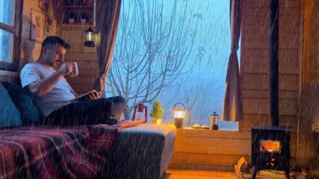 暴风雨持续两天，燃起柴火炉喝着咖啡，听着外面的雨声入睡，太舒服了