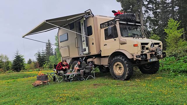 这才是土豪的舒适生活，夫妻二人开着超大旅行房车，极度舒适野营