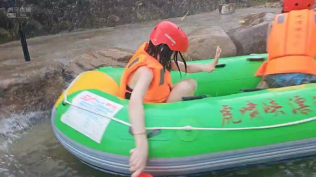 和队员团建在水上漂流打水仗！