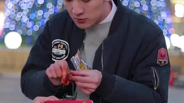 153_街头采访什么情况都碰到过，这种还是头一次！