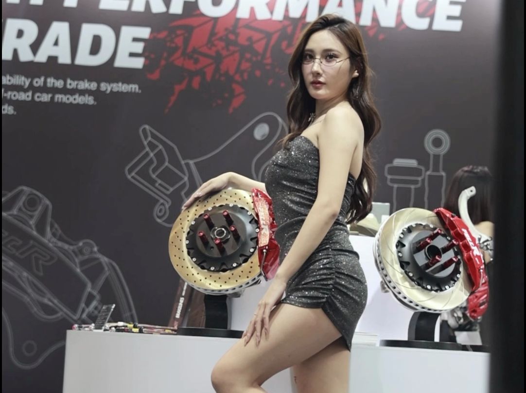 水晶凉鞋+紧身短裙，穿出时尚优雅