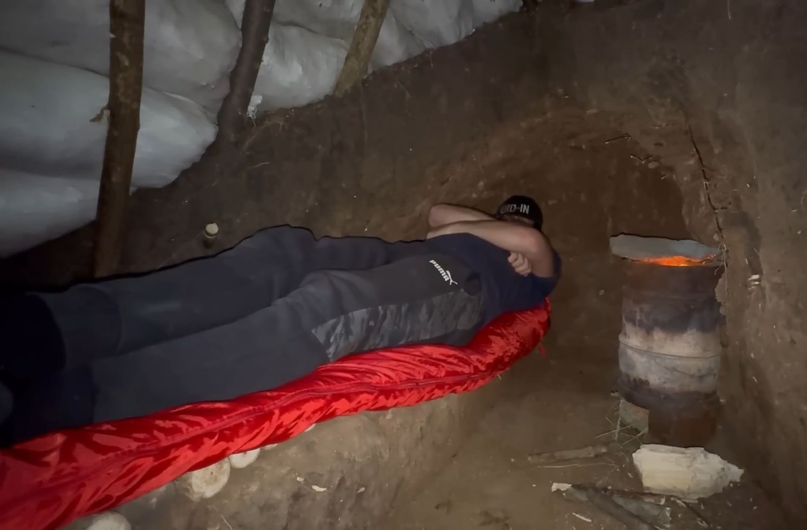 丛林的河岸边，挖坑建造庇护所来过夜，没想晚上才发现有野猪出没