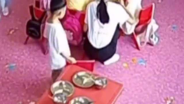 218. 盘点幼儿园里的小暖男，这么小就懂得照顾人，简直就是男人的榜样