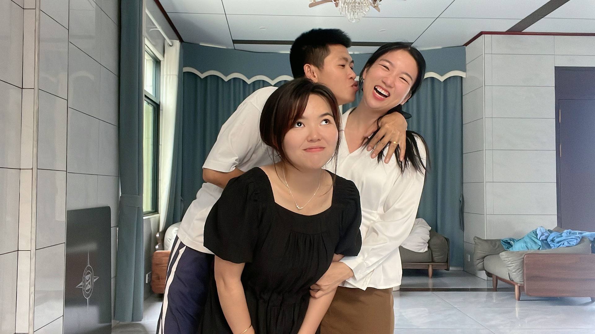 妹妹想看哥嫂撒狗粮，阿旺和村花现场秀起来，妹妹看得津津有味