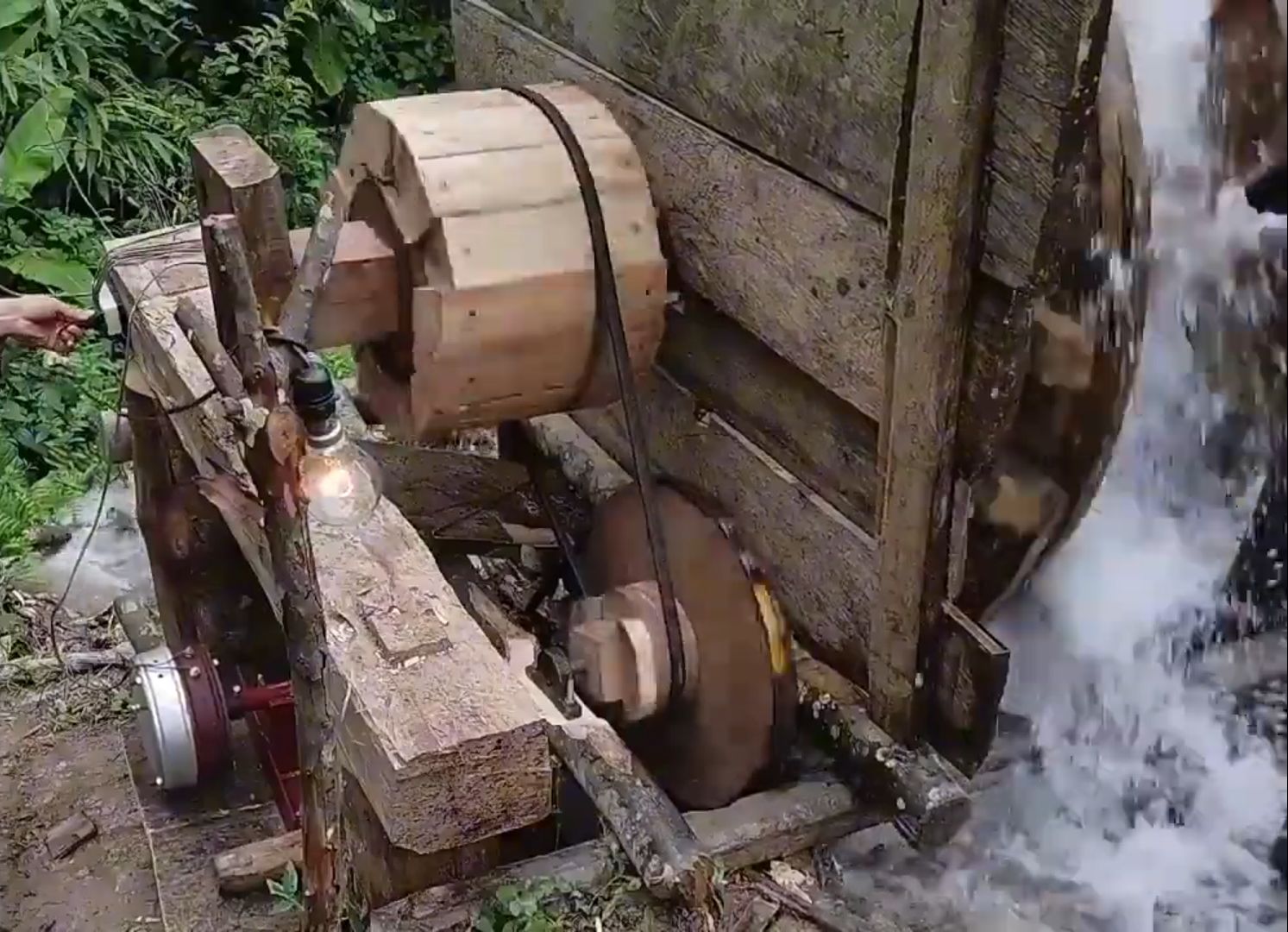 独居在荒野深山之中，在没有供电的环境，只好动手自建水车发电站