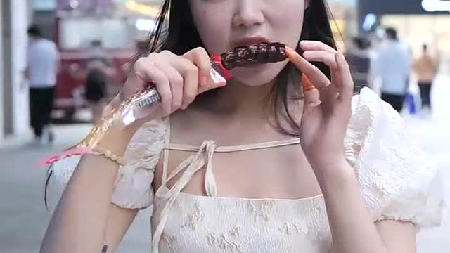 210_小姐姐要为买房努力啃鸭脖！