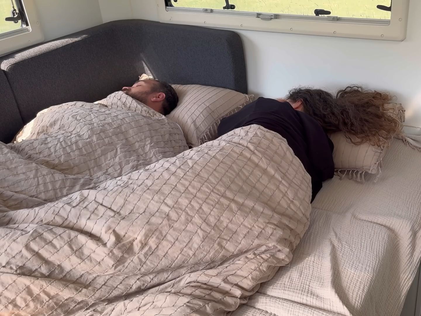 夫妻二人开着超大旅行房车，在野外休闲钓鱼，尤其车内睡觉才舒服