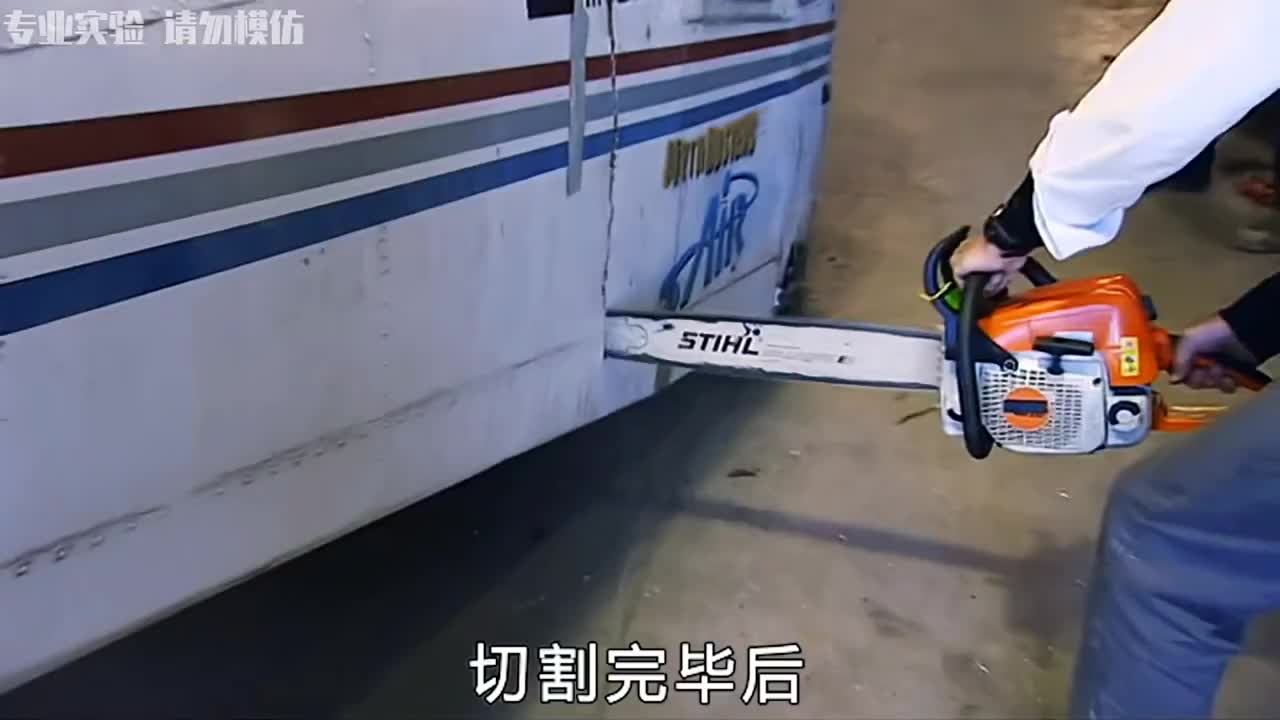 老哥用手转动飞机螺旋桨，不料飞机失控，将另一架飞机切成面包