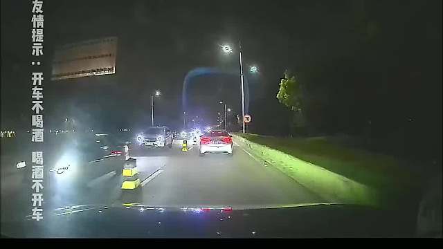 每一个喝白酒的中年人， 都曾是不喝白酒的年轻人。