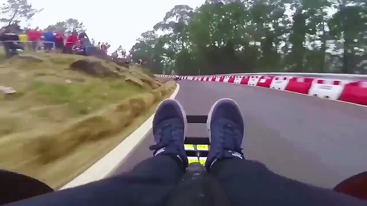 人力f1，没有引擎的四轮车赛，起步靠推，超车靠吼