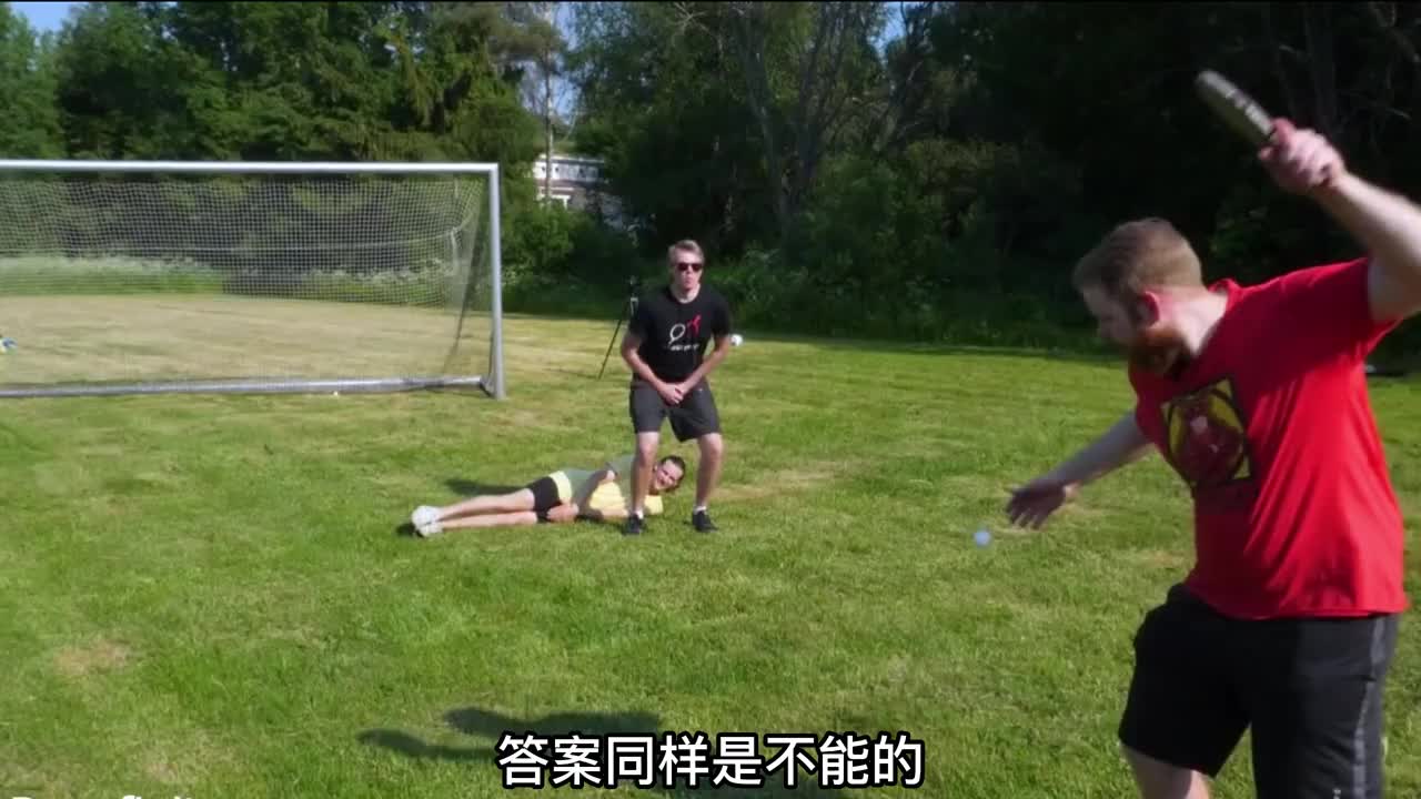 当最强乒乓球遇到最强足球谁会更厉害，一场让人大开眼界的挑战。