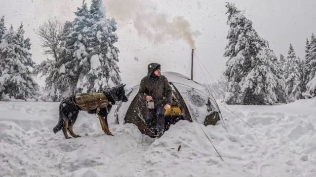 暴风雪持续两天，带着狗子在荒野露营，夜晚有烤炉取暖，睡觉很舒服