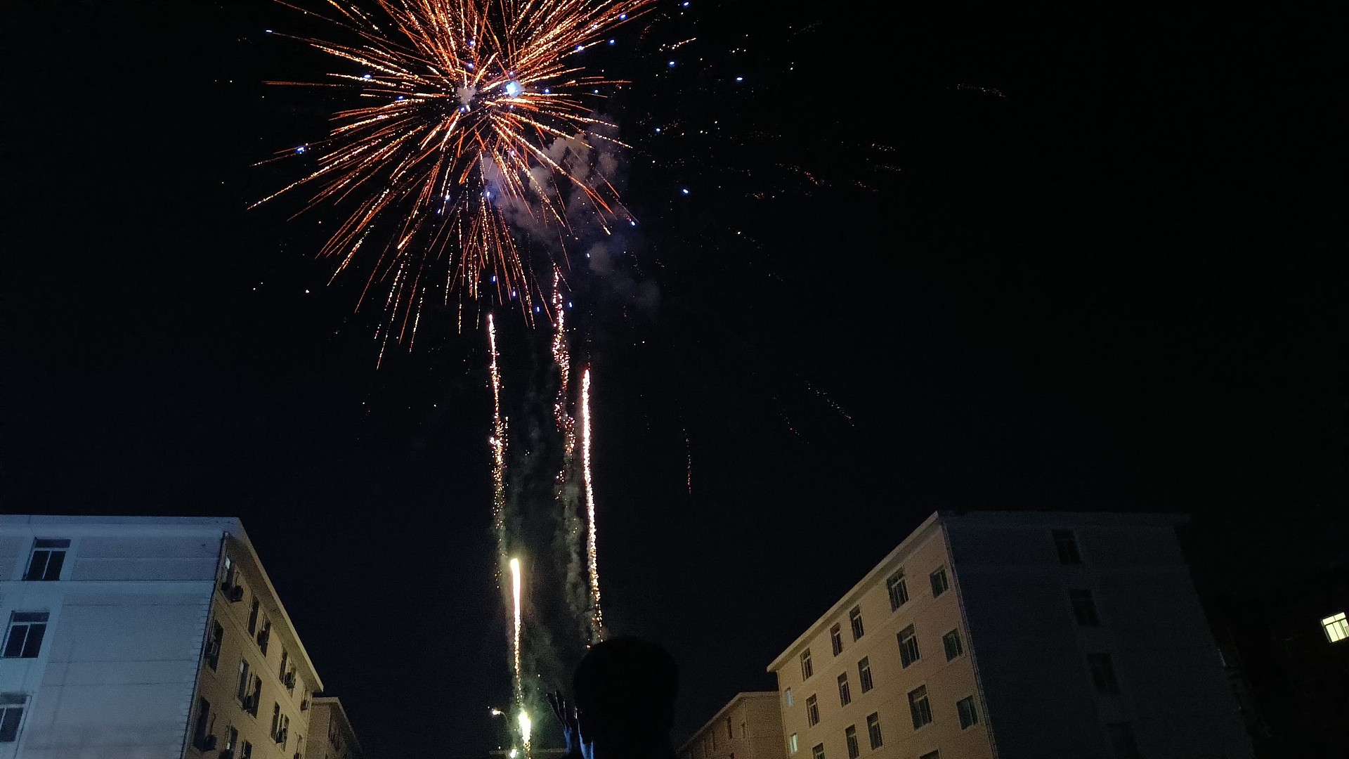 学校开演唱会，总共放了5分钟烟花