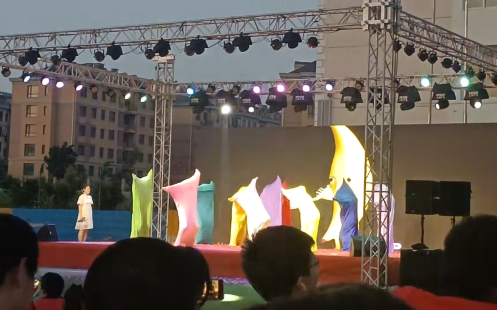 高校演唱会跳大香蕉