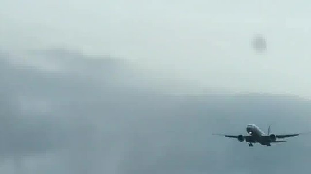 飞机看起来像是停在空中，这其实是大脑欺骗了我们，也就是视差效应。