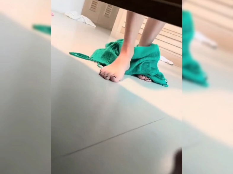 偷偷藏在邻居床下