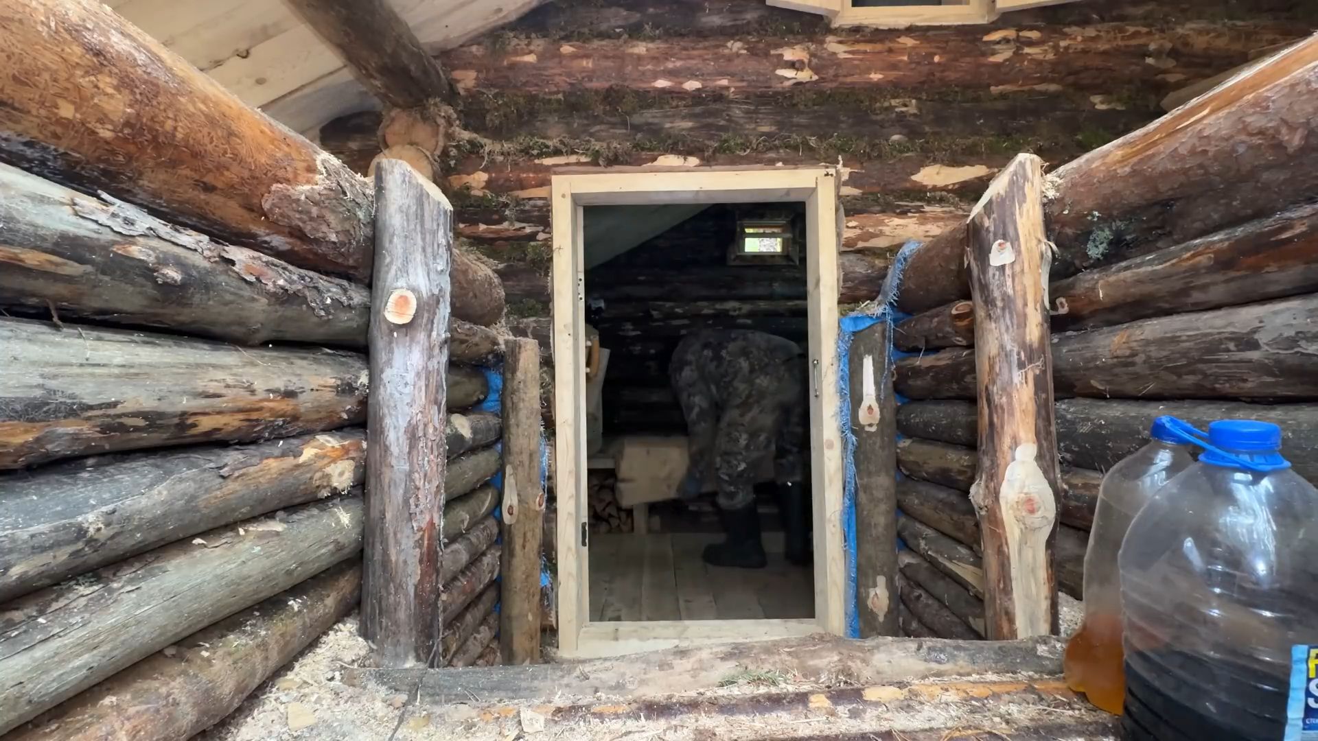 西伯利亚森林下着大雪，我进入防空洞内挖建地窖，躲在里面好舒服