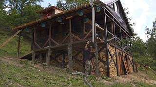 開(kāi)車(chē)進(jìn)入森林中居住，將我的私有木屋修繕一番，趕緊自己還挺土豪