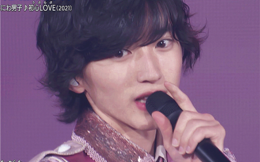 少年弹吉他的模样总有那么多相似