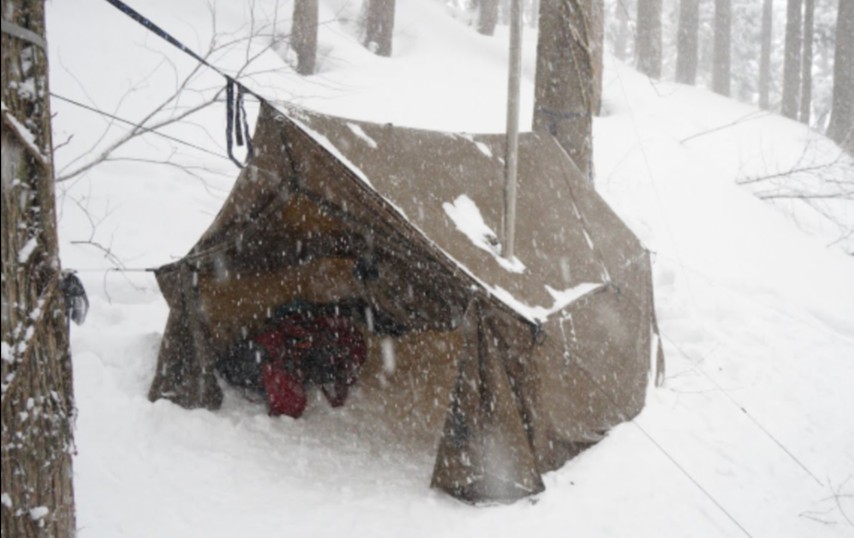 独自在暴风雪中露营，夜晚冷的睡不着觉，只有点燃烤炉取暖才能度过