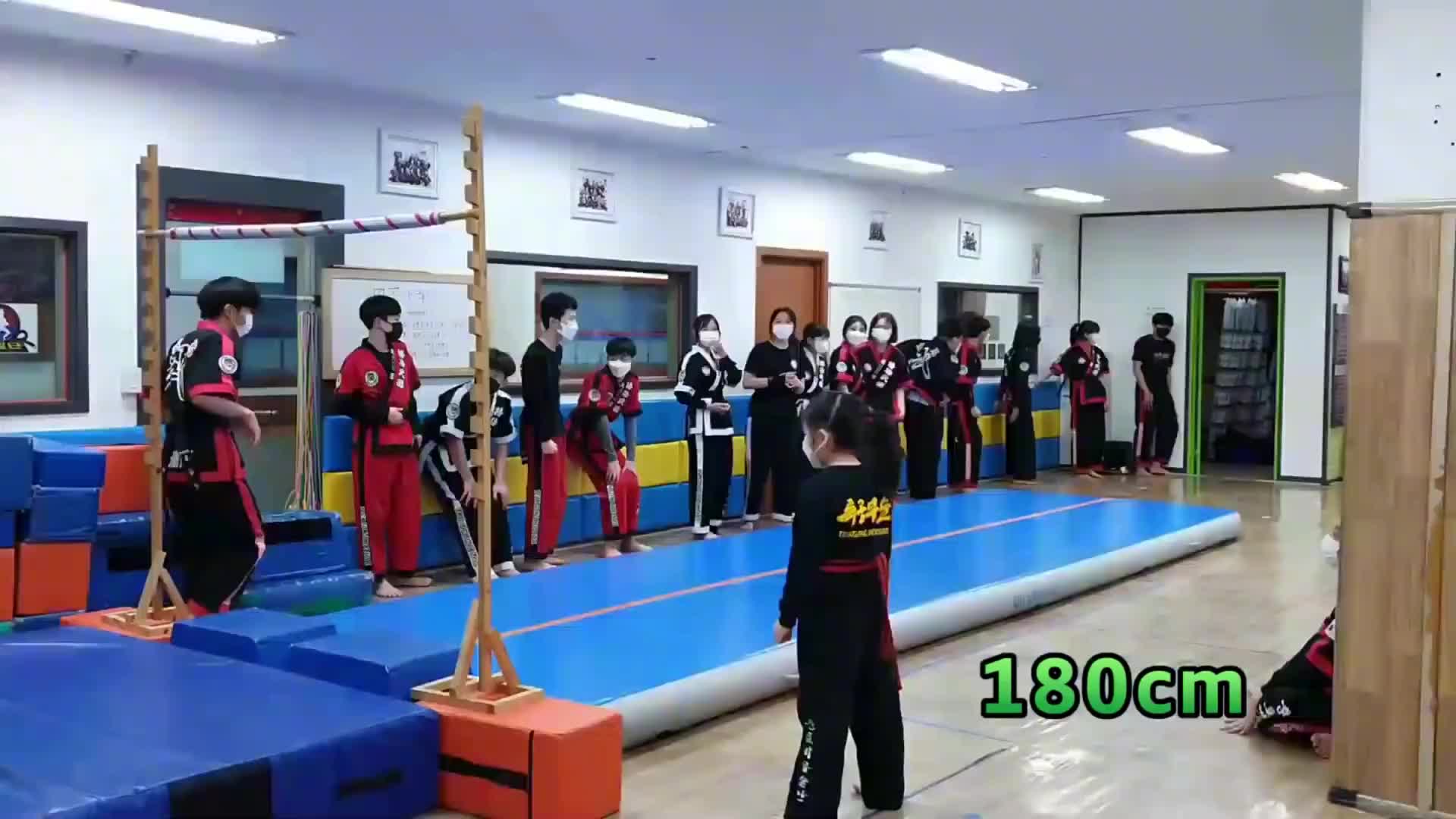 一个小孩子能跳多高呢？看完让你大喊不可能，越来越高的跳高挑战