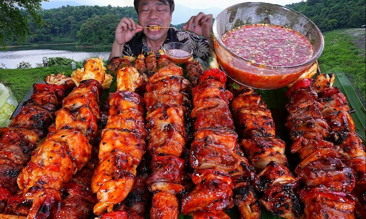 烧烤猪肉牛肉鸡肉配上美味的海鲜蘸酱-09-06-2024