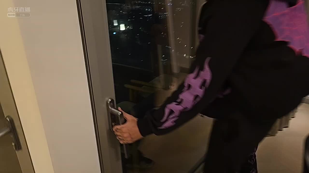 【集梦会长】带兄弟们在两万一晚的房间看一下悉尼的夜景