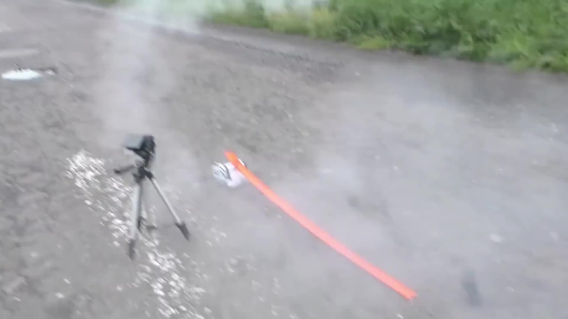 给你玩具跑车绑上窜天猴，你猜能飞上天吗？