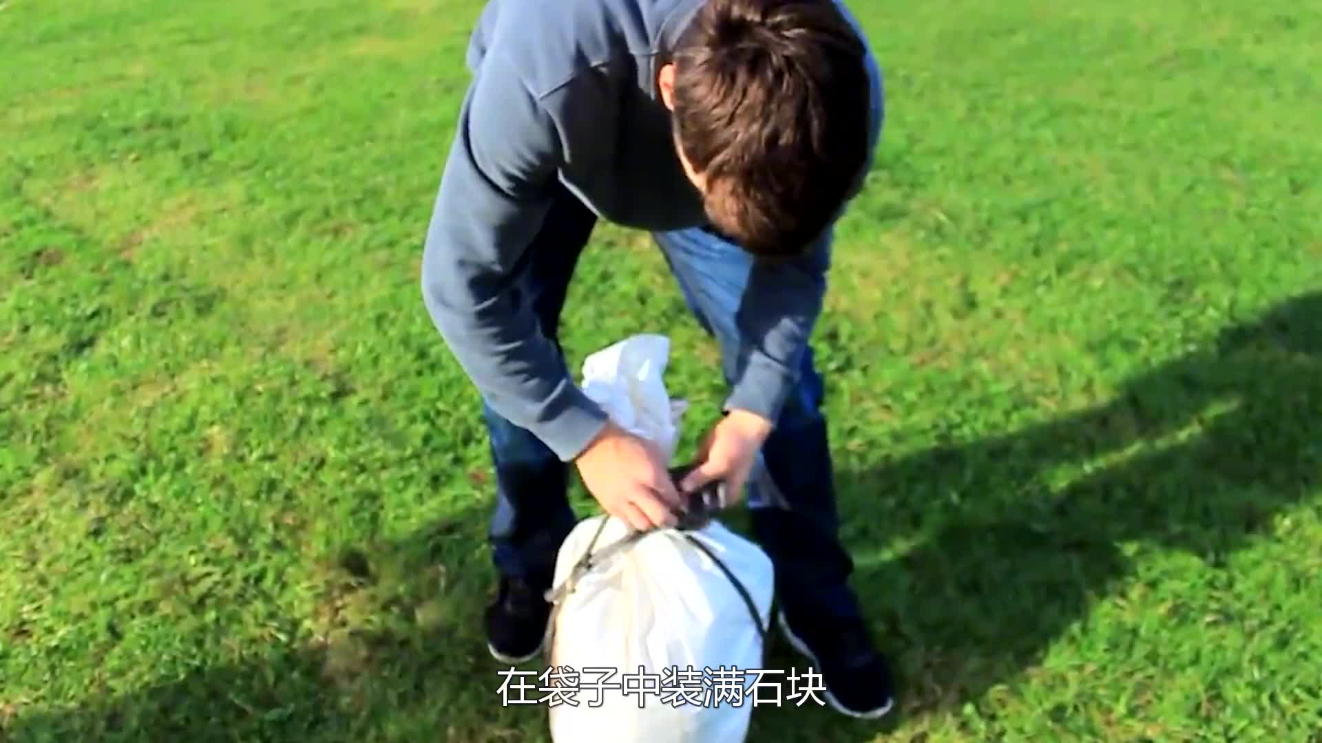 怎样证明地球是在自转的？石袋吊在半空，松手后神奇的事情发生了