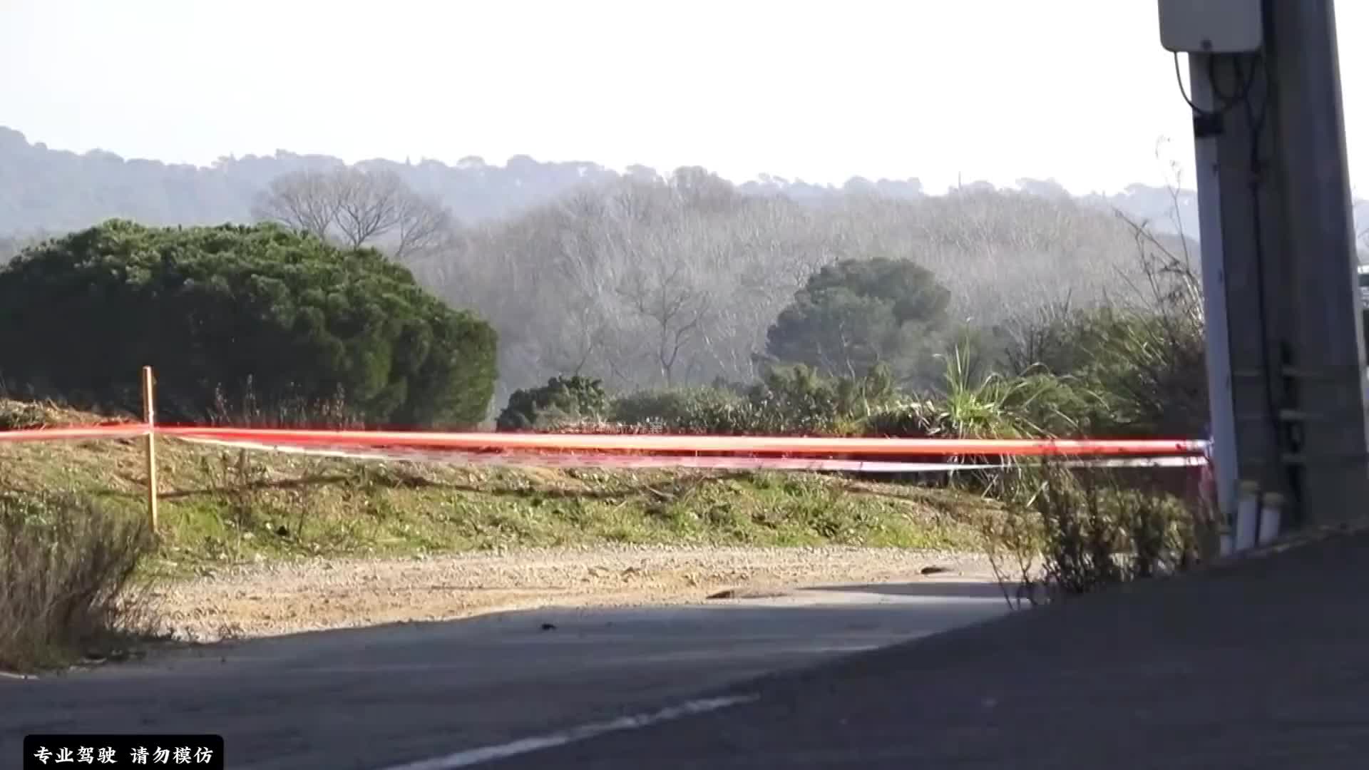 这是一个充满挑战性的弯道，能完美过弯的车手没有几个。