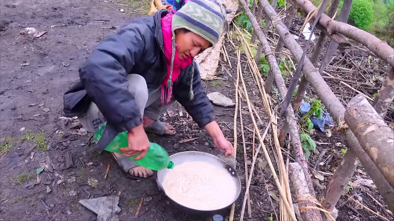 吉娜不在家，表妹来看望吉娜扑了个空，乔森做吃面条给大家吃！