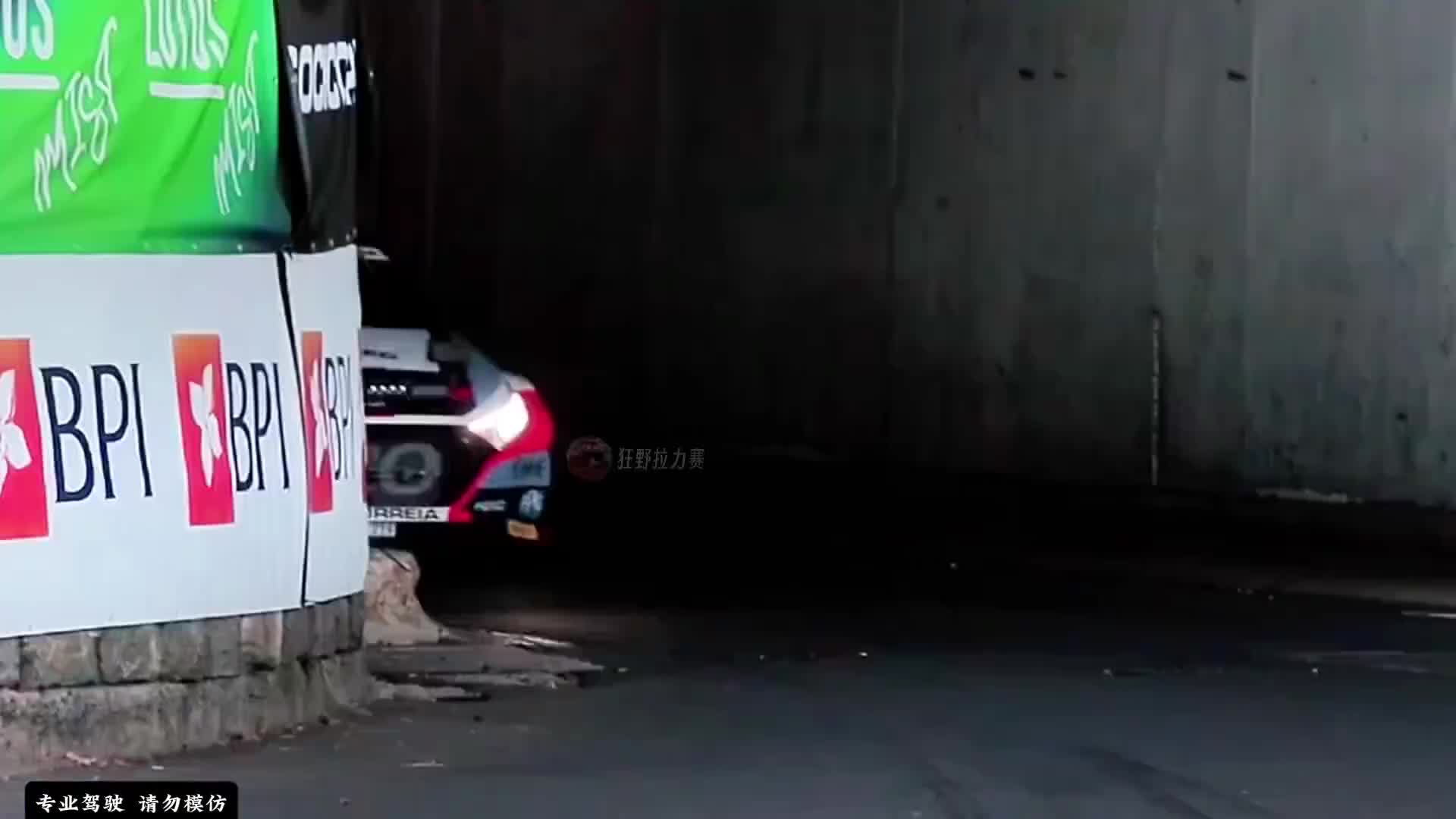 在综合路面漂移过弯，极限救车，对车手的控车能力是极大的考验