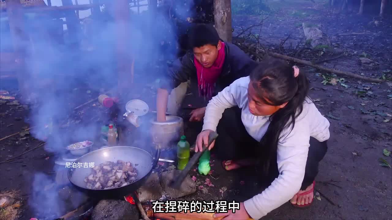 吉娜从娘家带来烟熏肉，味道非常的好吃!