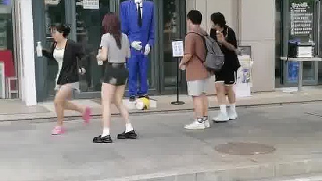 不好，头掉了，快跑