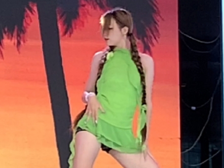 聪明女孩身旁的聪明女孩