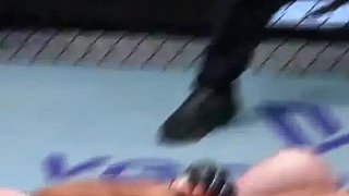 科斯塔突施高掃，沙依蘭彎腰閃躲順勢(shì)抱腿完成抱摔！