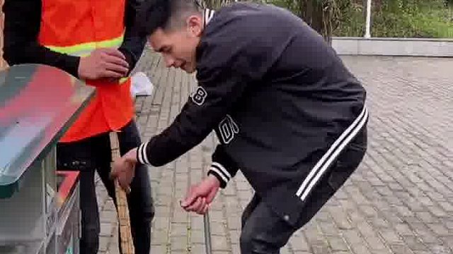 爰护公共环境人人有责！这种没爰的女人不要也罢