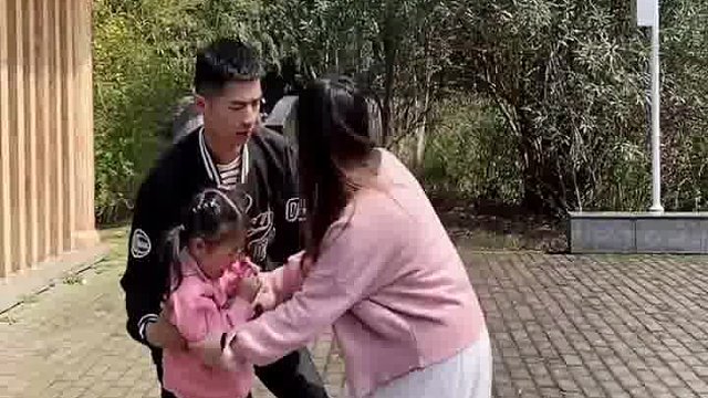 今天带女儿公园散心偶遇前Qi，既然这么舍不得孩子，当初就不应该狠心离开我们，今后再怎么难我也要一个人