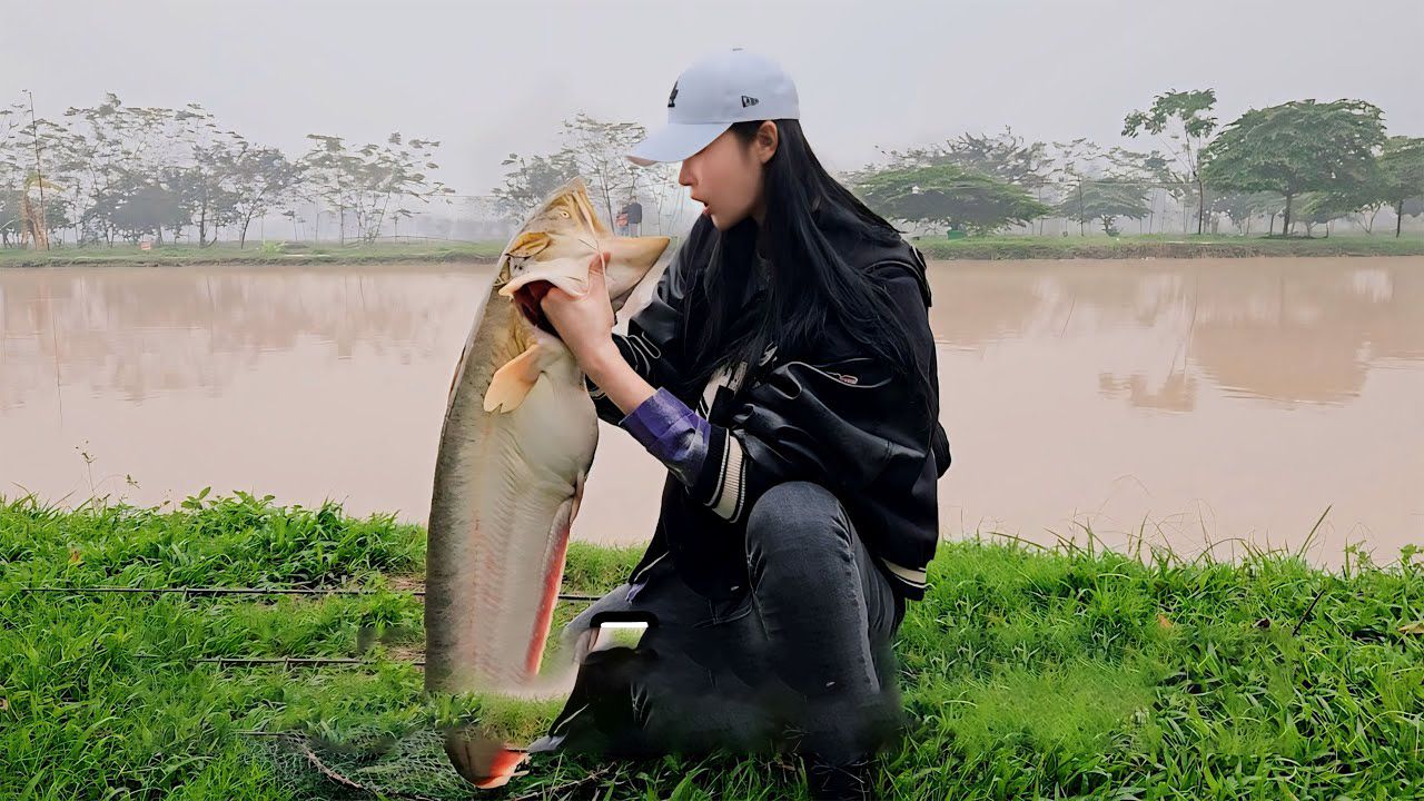 十几斤的大鱼咬钩后瞬间挣脱，鱼线都给扯断了，力气太大了！
