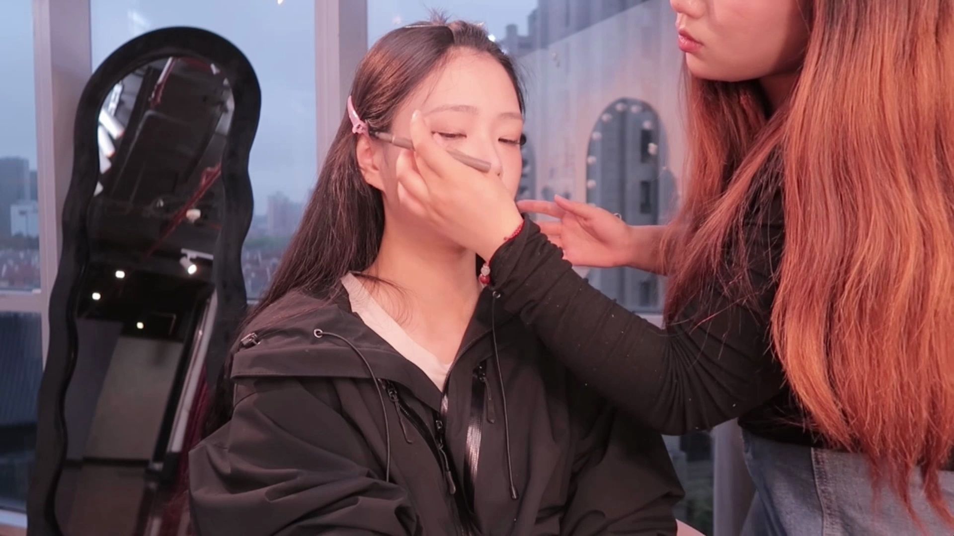 是的这还是三百块钱请人画的妆啊三百块钱请人画的妆啊