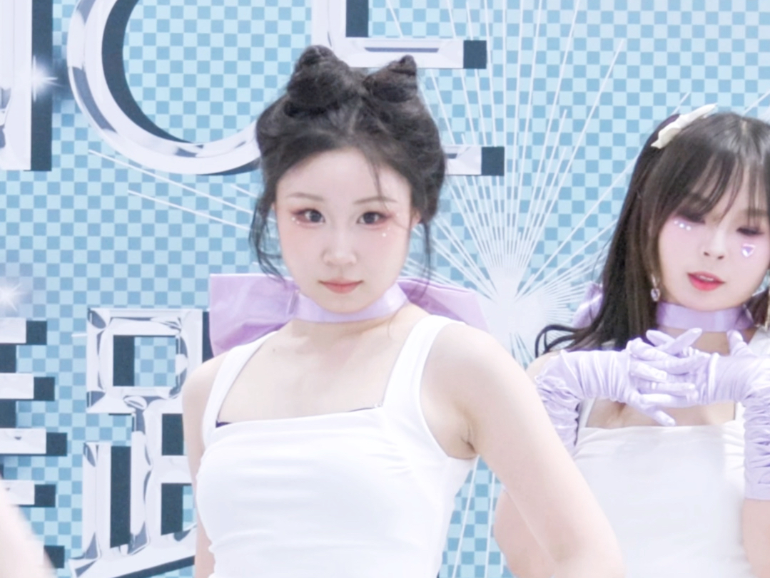 谁的小猫偷偷跑出来跳舞了