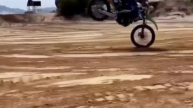 生命不应该在沉默中腐朽，应该在激情中燃烧